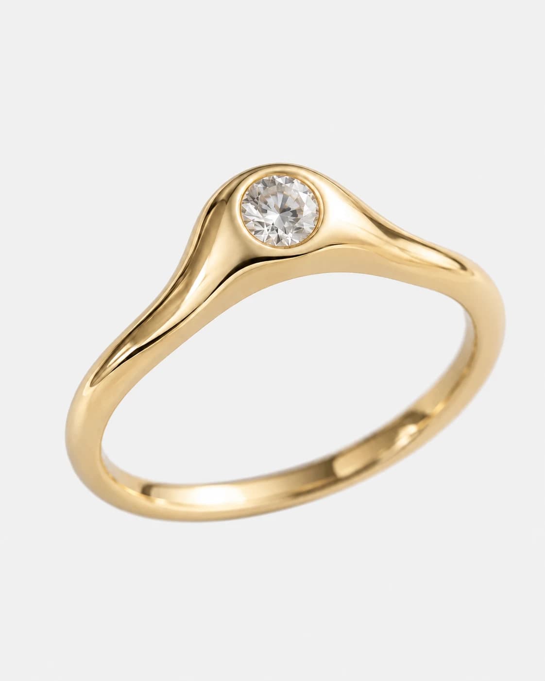 Solitaire Arch Ring, 18k Solid Gold — close-up detail